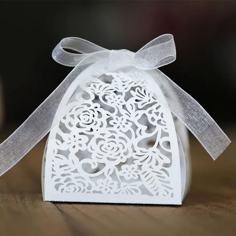 

50pc/lot Hollow Out Gift Box Romantic Ribbon EU Style Candy Box for Birthday Party Wedding Favors Gifts for Guests Packaging Bag