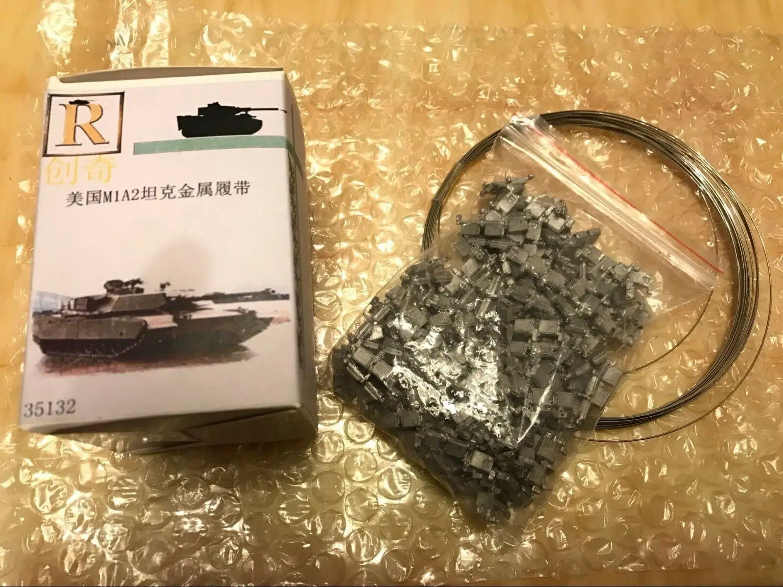 

R-Model 1/35 35132 Metal Track For U S M1A1/A2 Abrams MBT