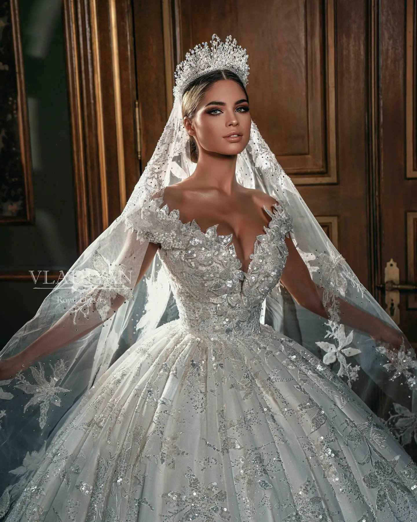 

Luxury Arabic Dubai Ball Gown Appliqued Wedding Dresses 2024 Beads Crystals Vestido de Noiva Off The Shoulder Bridal Gowns