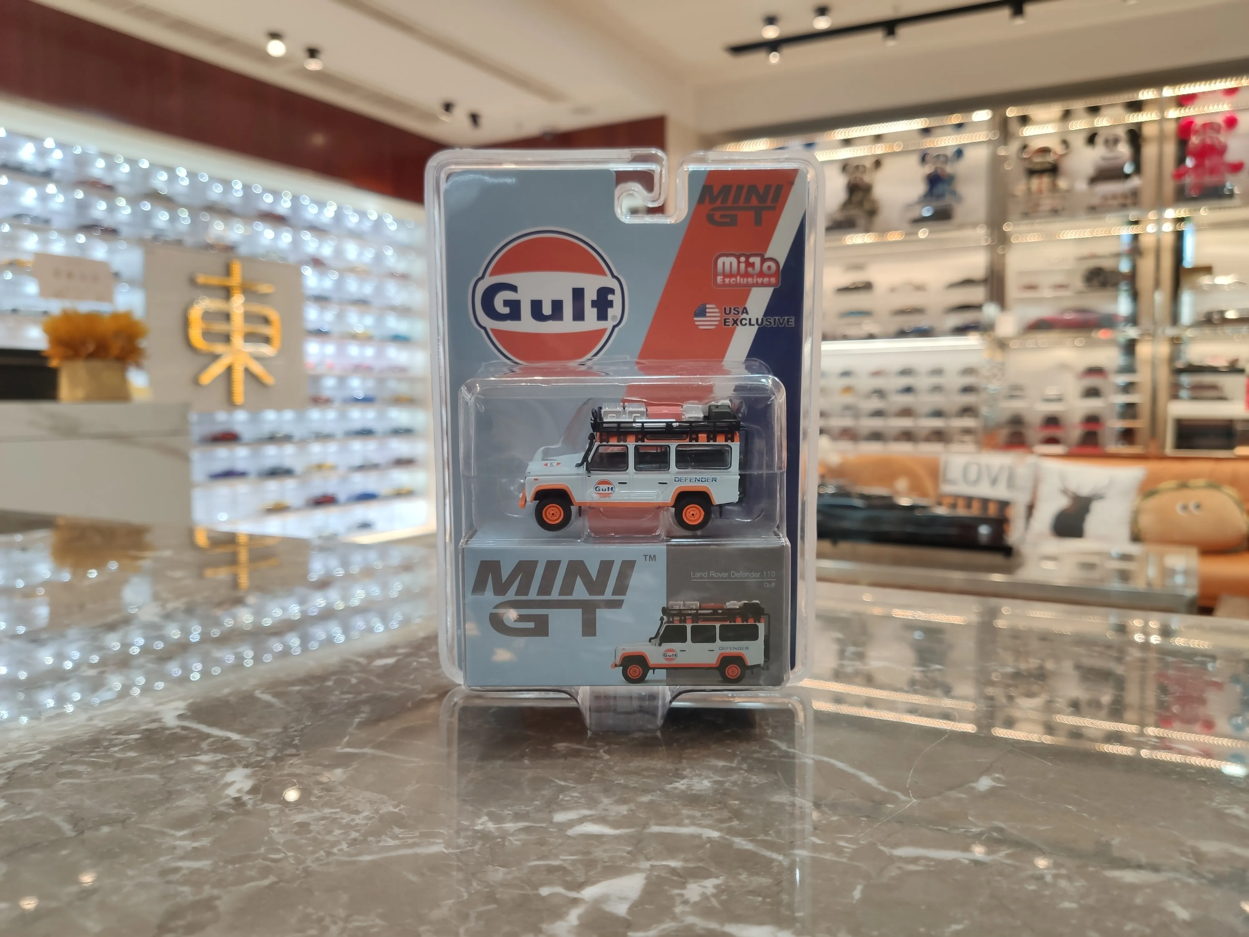 MINI GT1:64  Land Rover Defender 110 GULF Limited collection of die-cast metal car models