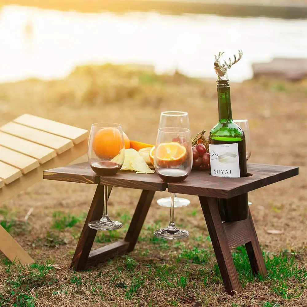 Mesa de acampamento dobrável com cremalheira de vidro, mesa de madeira portátil ao ar livre, frutas e vinho, piquenique e viagens