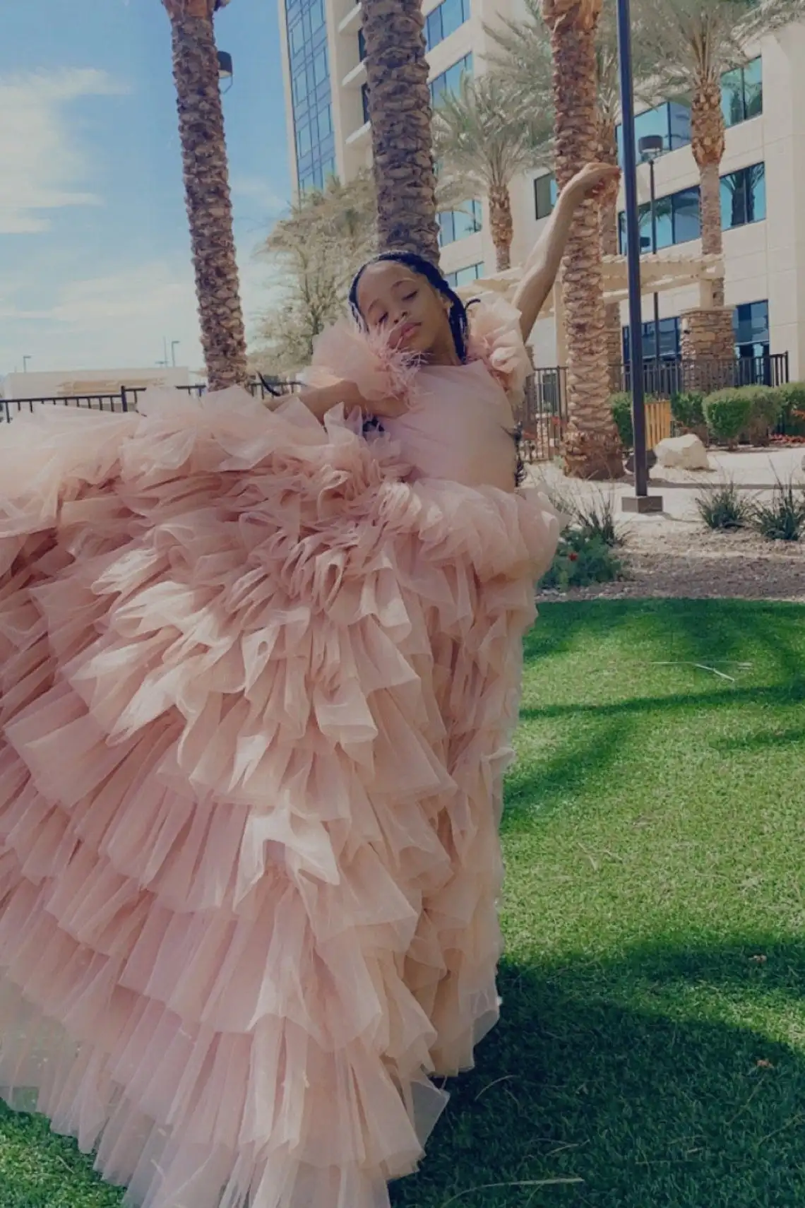 Vestido de baile rosa para niña, vestidos de flores para boda, con cuentas de plumas, volantes escalonados, vestido de desfile para niña pequeña, ropa Formal para niños