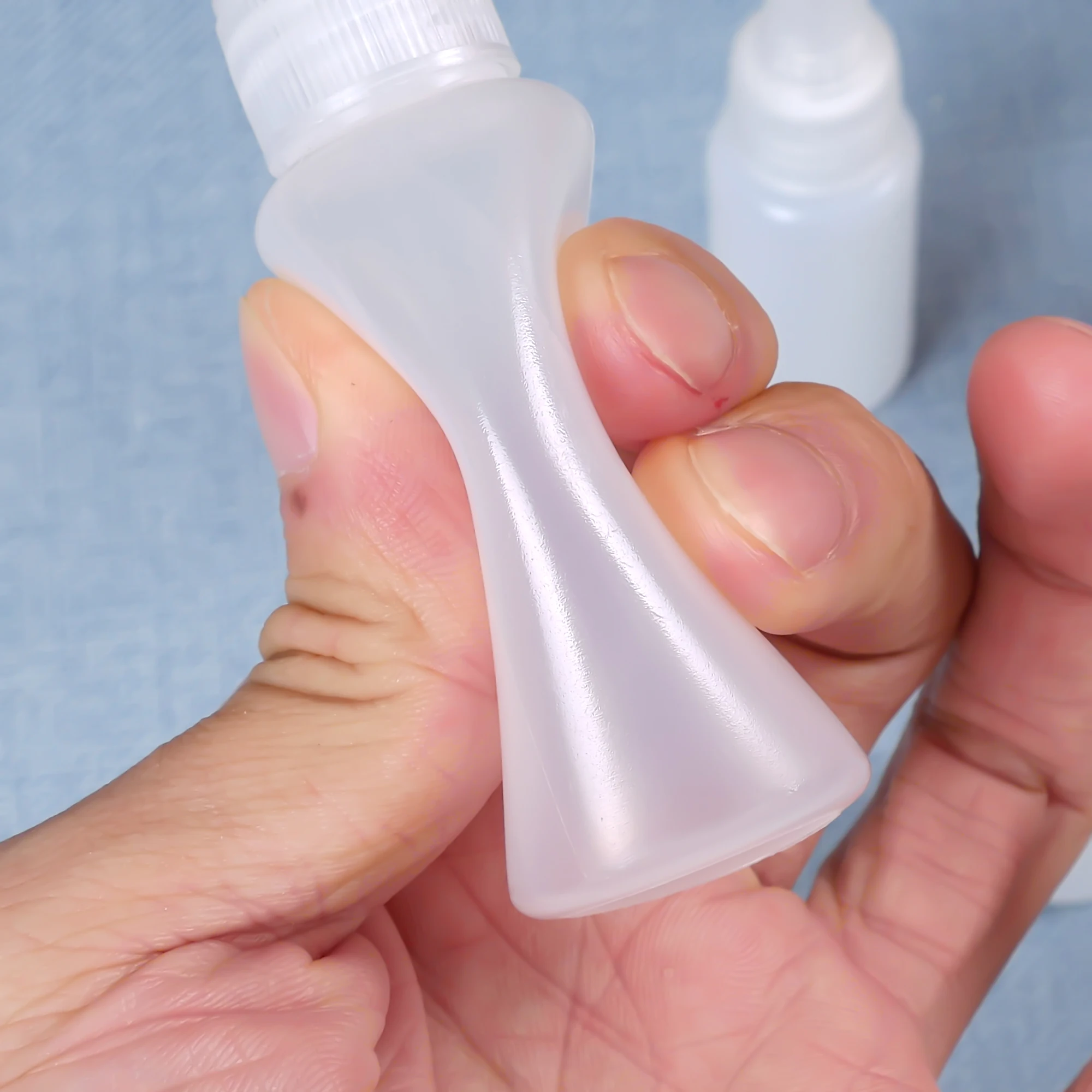 Vidalı kapaklı 10ML/20ML/30ML/50ML boş PE plastik tutkal şişeleri baharat çözeltisi sıkmak sıvı mürekkep yağ damlalıklı şişeler