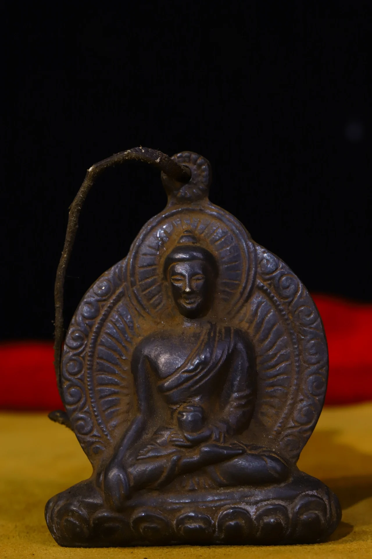 

3"Tibetan Temple Collection Old Bronze Sakyamuni Medicine Buddha Pendant Amulet Town House Exorcism Ward off evil spirits