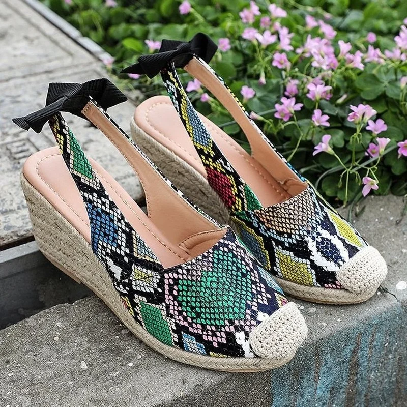 Kobiety kliny sandały Slip on Closed Toe platforma Espadrille sandały damskie serpentynowe słomiane dno letnie buty damskie