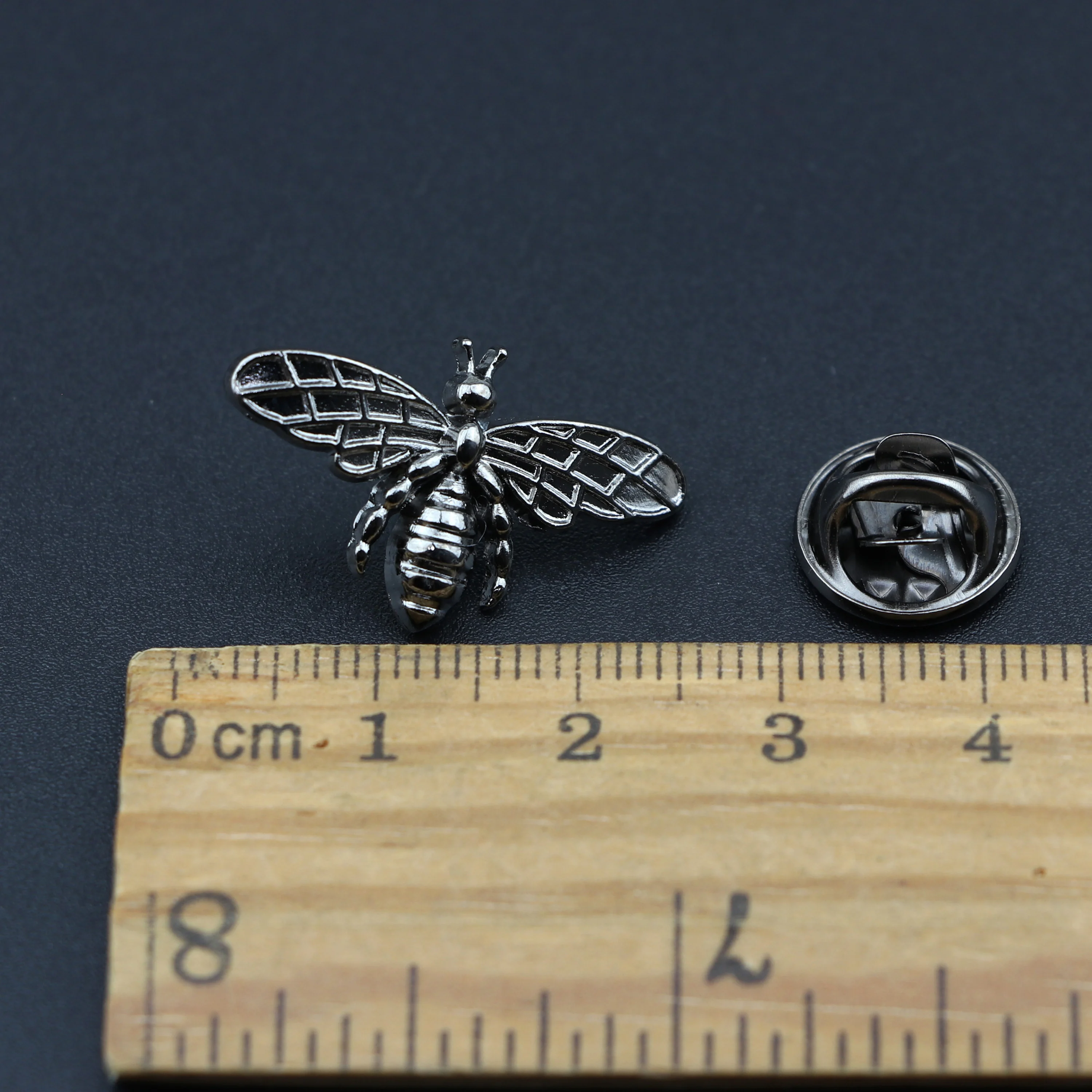 Fashion Men\'s Mini Brooches Chic Style Guitar Crown Boat Star Bee Advanced Lapel Pin Suit Shirt Collar Shawl Tuxedo Accessory
