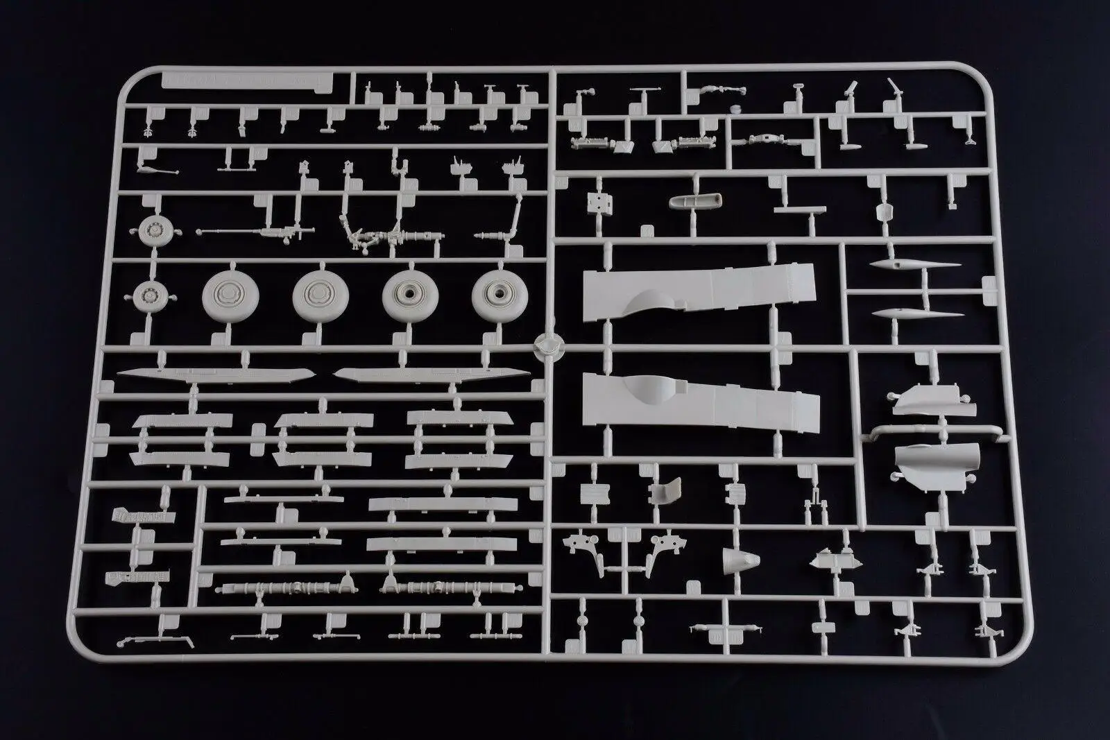 Kitty Hawk KH80142 1/48 Su-35 Flanker E Model Kit