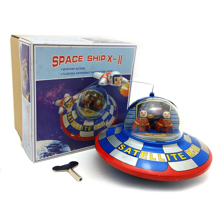 

[Funny] Adult Collection Retro Wind up toy Metal Tin UFO space ship astronaut spaceman Clockwork toy figure model vintage toy