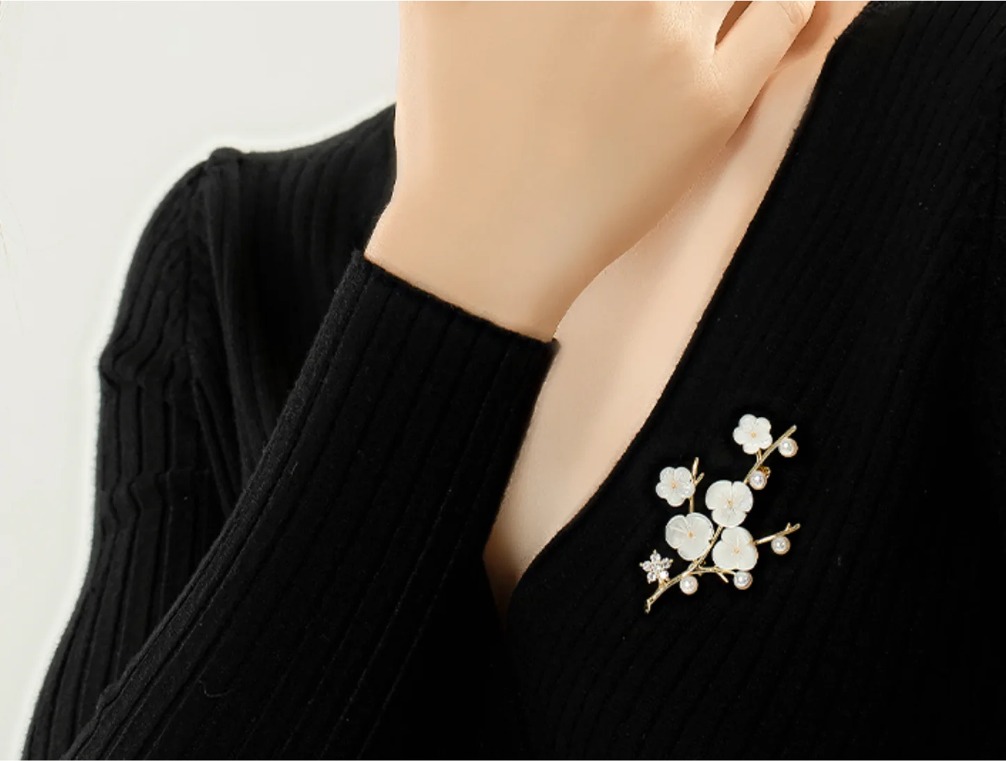 2023 Trend Unusual Lamei Pearl All-match Luxury Elegant Lapel pins Women's brooch Fashion Jewelry