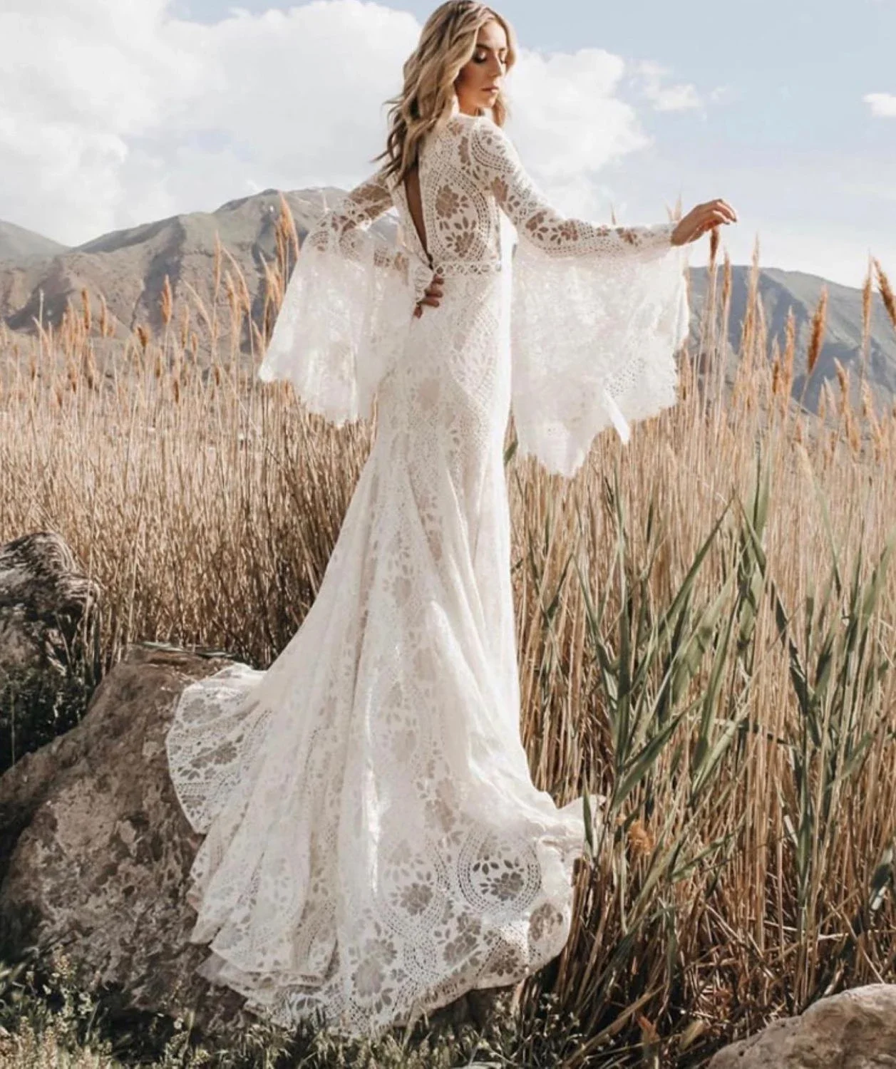 Praia boho vestido de casamento com decote em v manga longa sino sem costas cortar rendas destino vestido de noiva