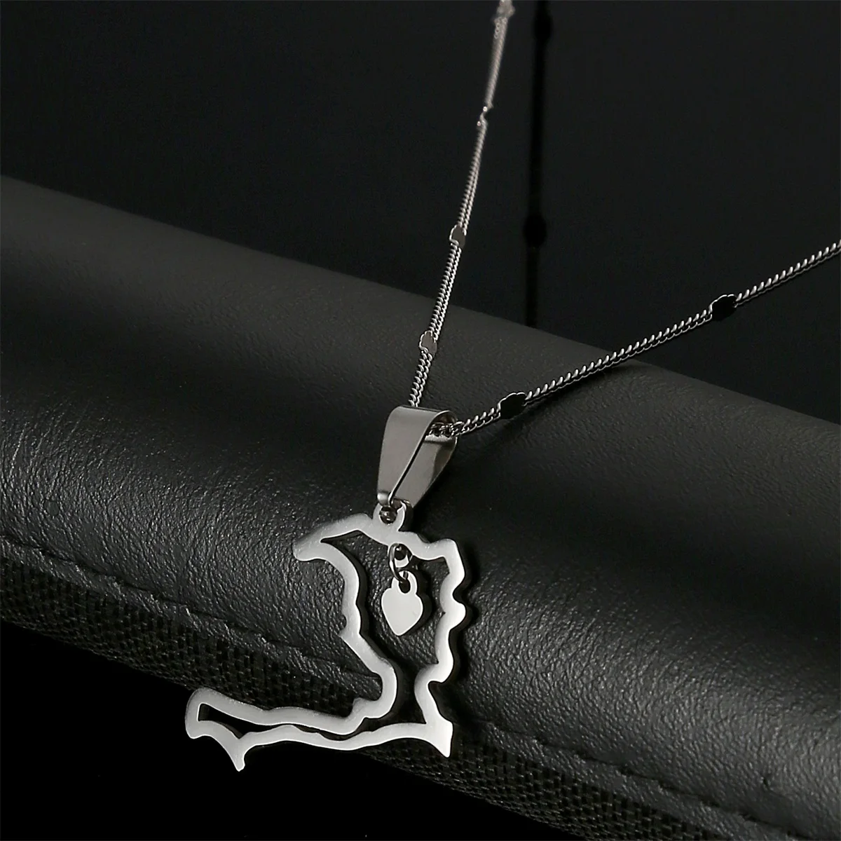 مخطط الذهب القلب هايتي البلد قلادة على شكل خريطة القلائد الفولاذ المقاوم للصدأ النساء الفتيات Ayiti الفضة اللون مجوهرات هدايا #4