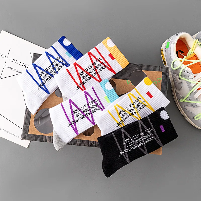 3 Paare/schachtel Mode Socken Brief Stil Männlich Flut Straße Europa Hip Hop Skateboard Sport Spiel Gezeiten Jugend Socken Persönlichkeit – Detail 5