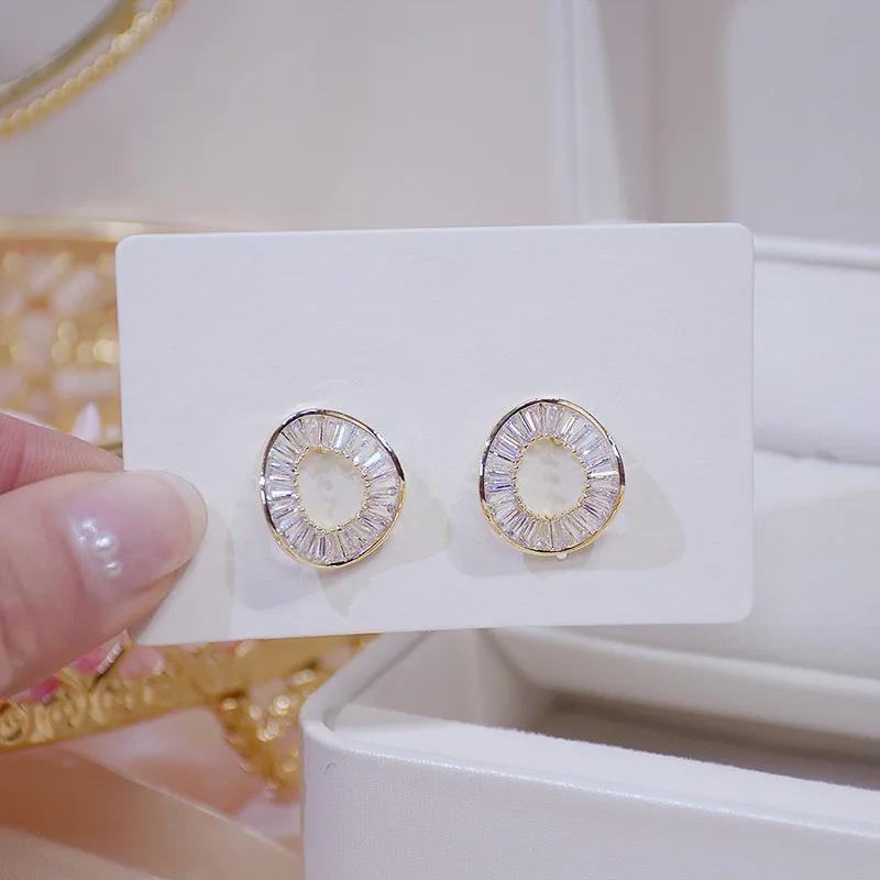 Huitan O Förmigen Stud Ohrringe Zarte Frauen Hochzeit Ohr Zubehör Luxus Gold Farbe CZ Ohrringe Modeschmuck Neue Ankunft