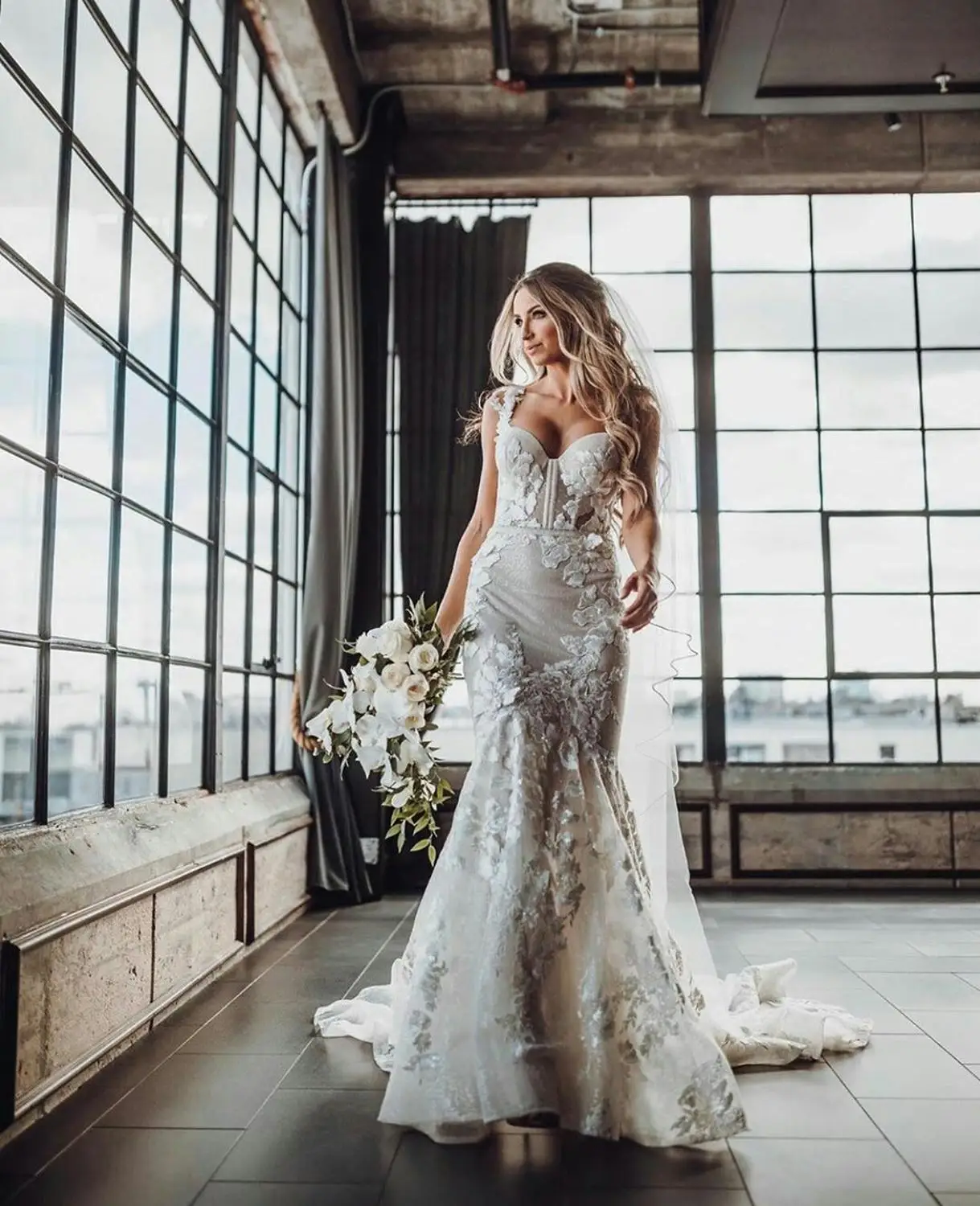 Böhmische Brautkleider, Spaghettiträger, Applikationen, Spitze, Meerjungfrau, Brautkleider, nach Maß, rückenfrei, Sweep-Zug-Hochzeitskleid