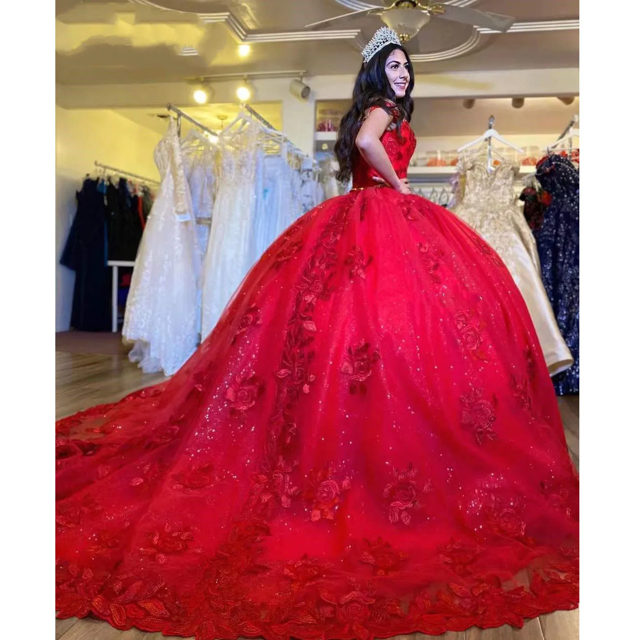 Nuovi abiti Quinceanera rossi Con paillettes Applicazioni di perline Abiti da cerimonia convenzionali di lusso Princes Customizeds Abiti da ballo Abiti da 15 anni