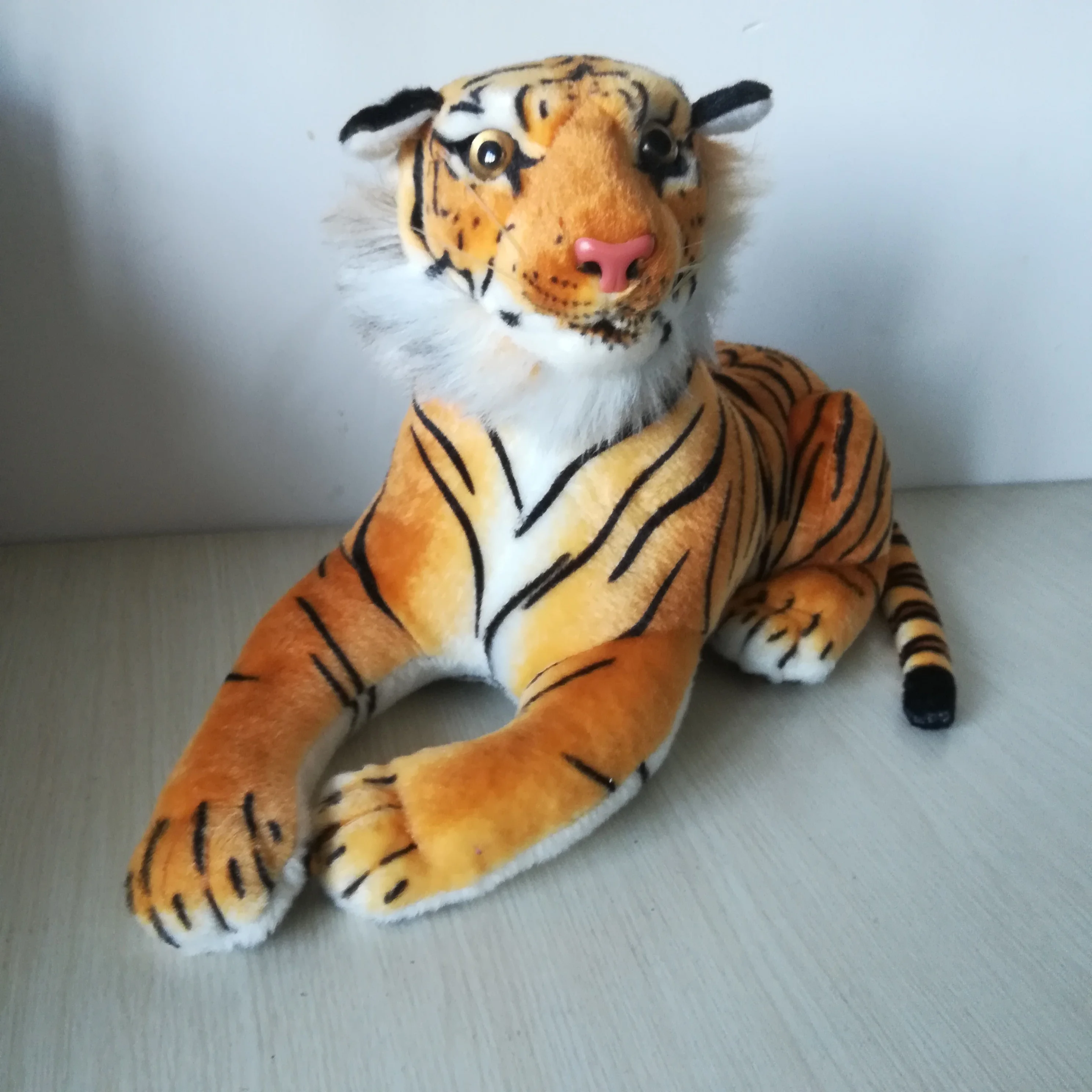 Brinquedo da vida real cerca de 45x25cm propenso tigre amarelo brinquedo de pelúcia brinquedo macio, presente de natal h0285