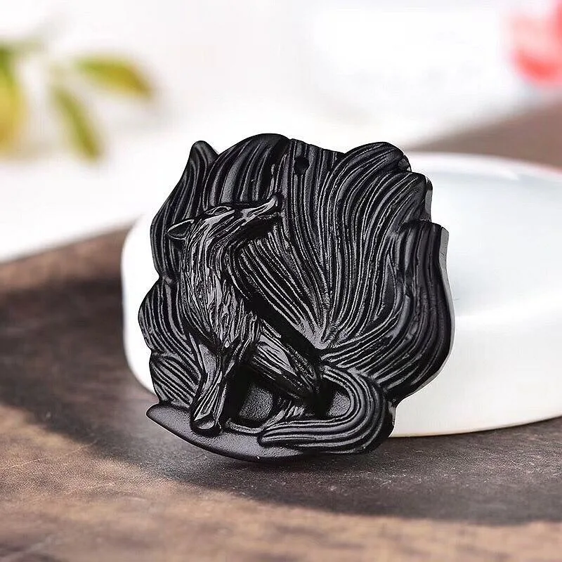 

Подвеска из натурального матового обсидиана с девятихвостовой лисой на стороне, вытягивания денег и сохраняет злые мужчины