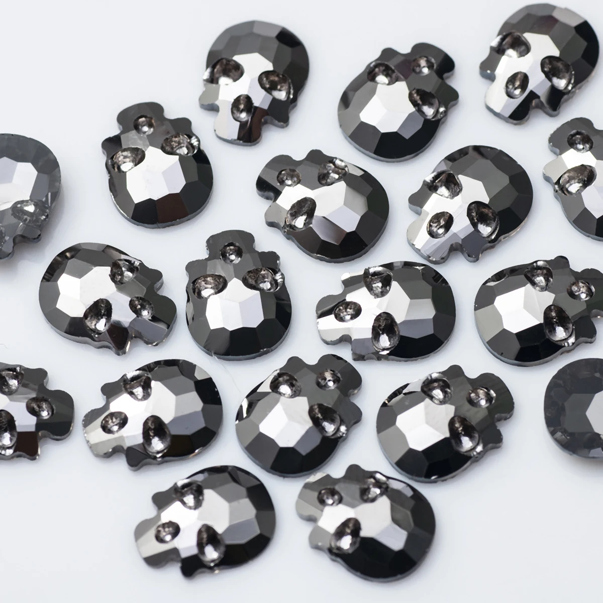 100 Stück Flache Totenkopf-Strasssteine 6x8mm 8x10mm in verschiedenen Farben, Kristallglassteine für DIY-Kleidungsdekoration und Nagelkunst-Zubehör – Detail 3