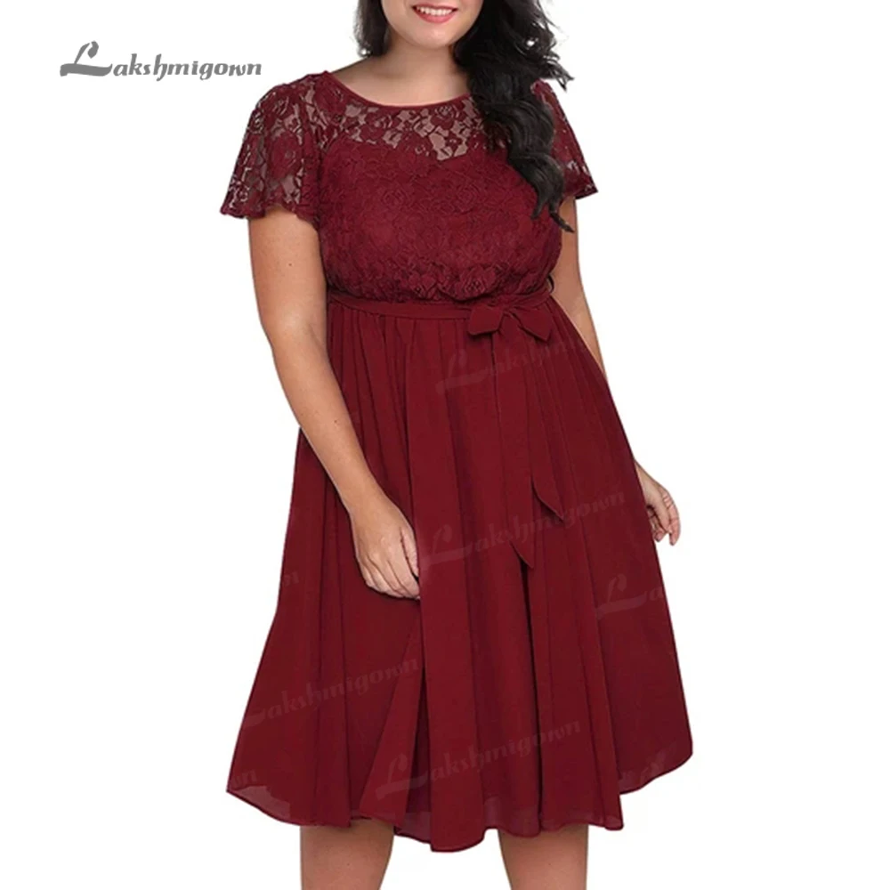 

Burgundy Mother of the Bride Dresses O Neck Short Sleeve Lace Top Zipper Closed Dress Lace Up See Through Plus Size 2021