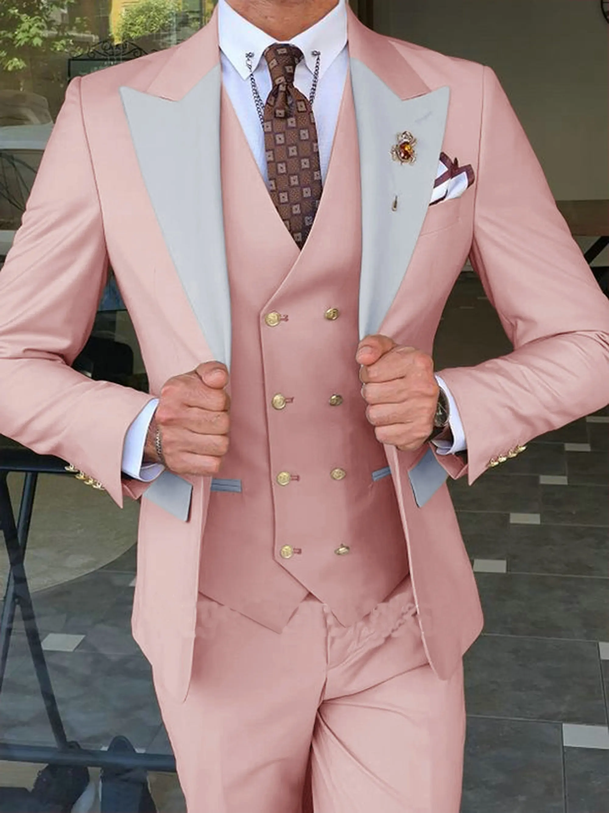 

Custom Pink Men Suits Slim Fit 3 Pieces Groomsmen Peaked Lapel Groom Wear Male Tuxedos For Wedding Best Man Blazer Pants Vest