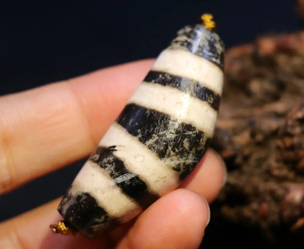 

Magic Power Tibetan Old Agate Gray Skin 4 Stripe Healer Medicine Horn Shape dZi Bead Pendant LZK LKbrother Top Quality UPD1215