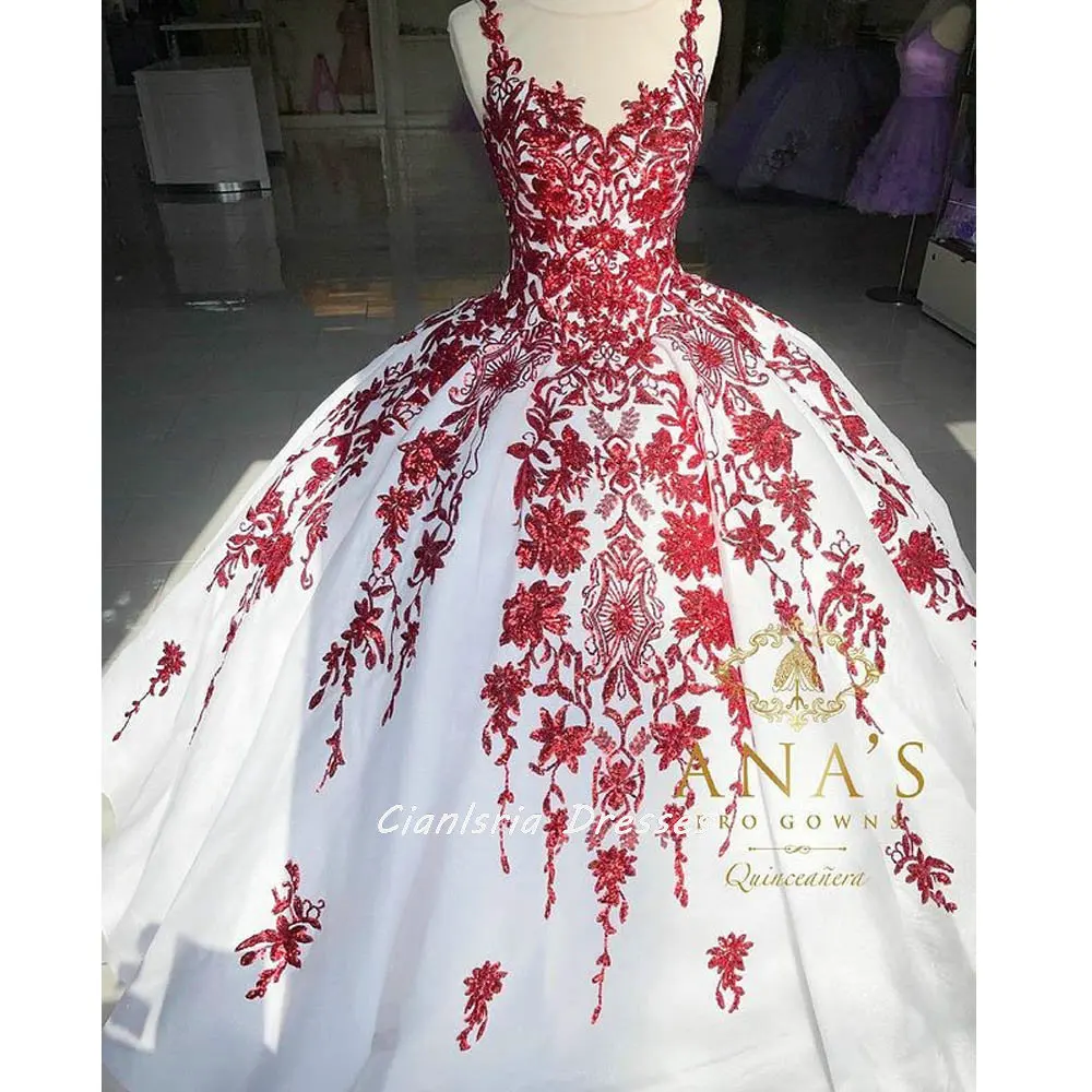 White Illusion O-hals Open Back Baljurk Quinceanera Jurk Met Rode Lovertjes Applicaties Mouwloze Prom Party Sweet 16 Jurk