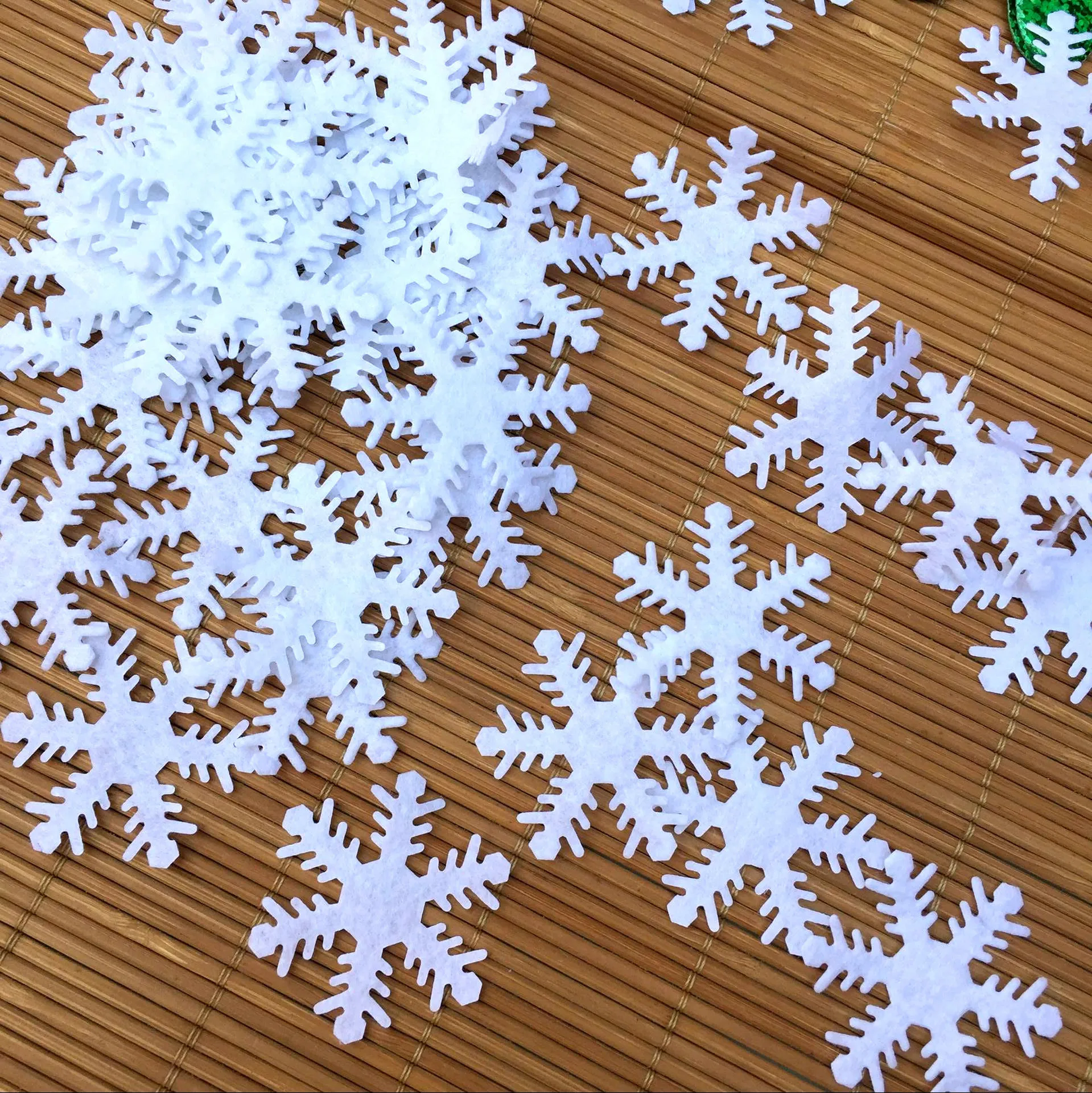 T-N 100 pz natale fiocco di neve lana feltrini partito bianco non tessuto patch Appliques Wall Sticker per Scrapbooking mestiere giocattolo fai da te