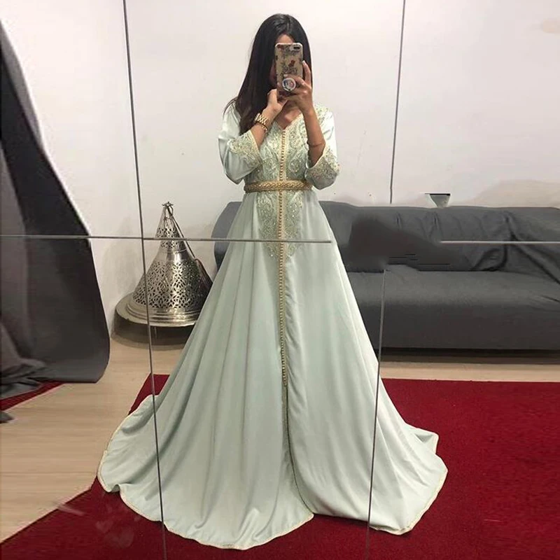 Gaun Malam Sungguh Mewah Dubai Gaun Pesta Gaun Prom Arab Muslim Selempang Emas Satin Lengan Panjang Kaftan Bermanik Leher V