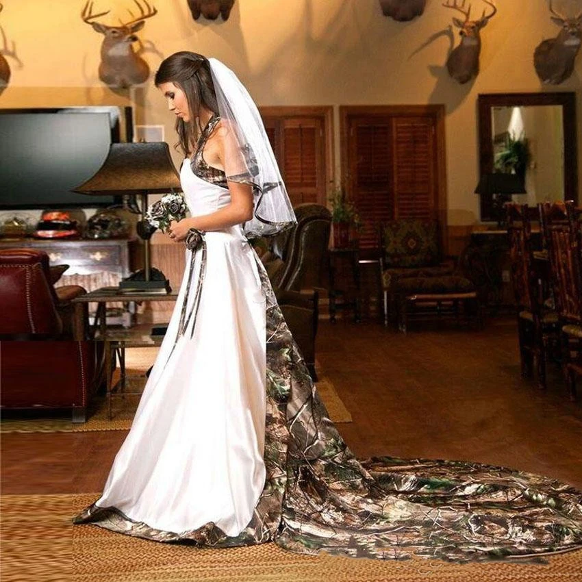 

2023 Vintage Camo Wedding Dresses Halter Satin Cowgirls Camouflage Bridal Gowns Flowers Robe De Mariage WD36