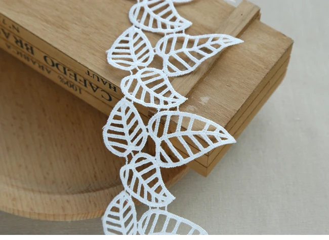 1yard Width:7.7cm Fashion Leaves Ivory White Color Lace Emboried Crochet Laces for Decoration(ss-1009)