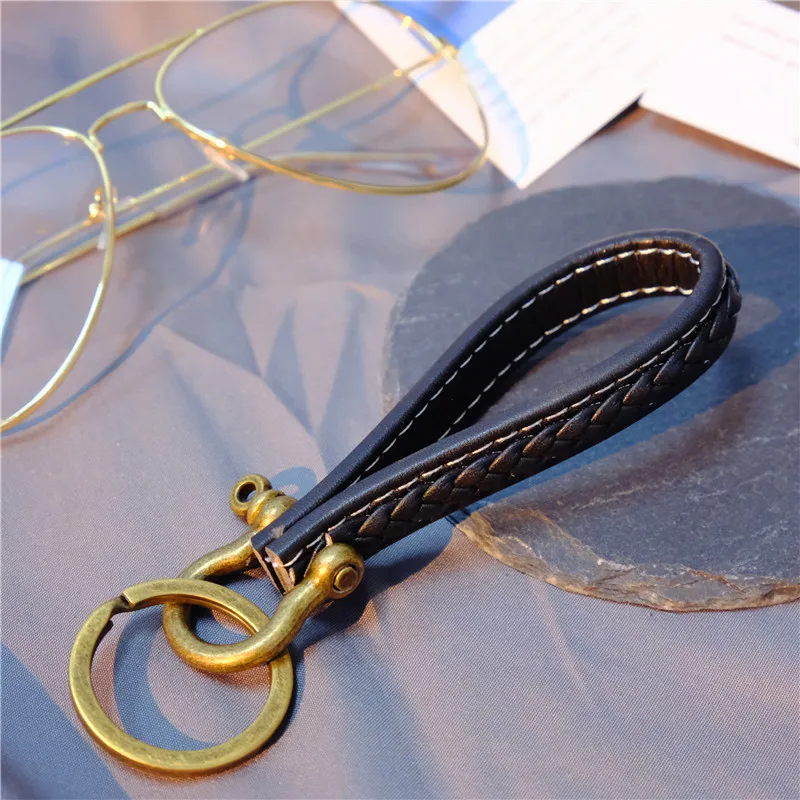 High-Grade Vintage Leather Car Keychain for Women Men Key Chains Key Rings Holder Purse Pendant Carbine Bag Charm Accessories