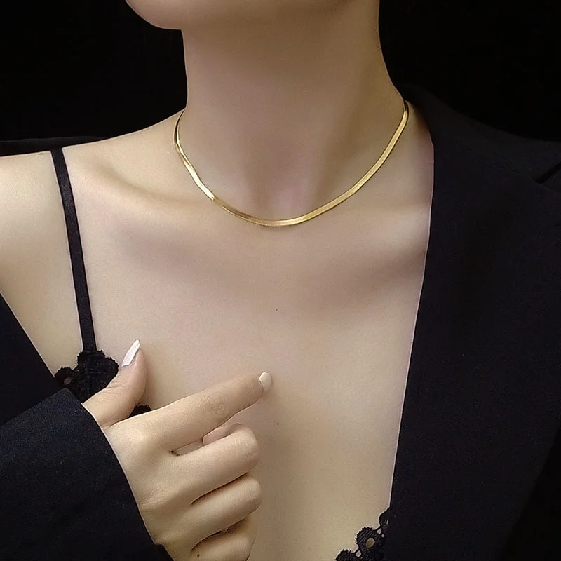 Modische Unisex-Schlangenkette Damen-Halskette Choker Edelstahl Fischgrät-Kette in Goldfarbe für Damen-Schmuck – Detail 2
