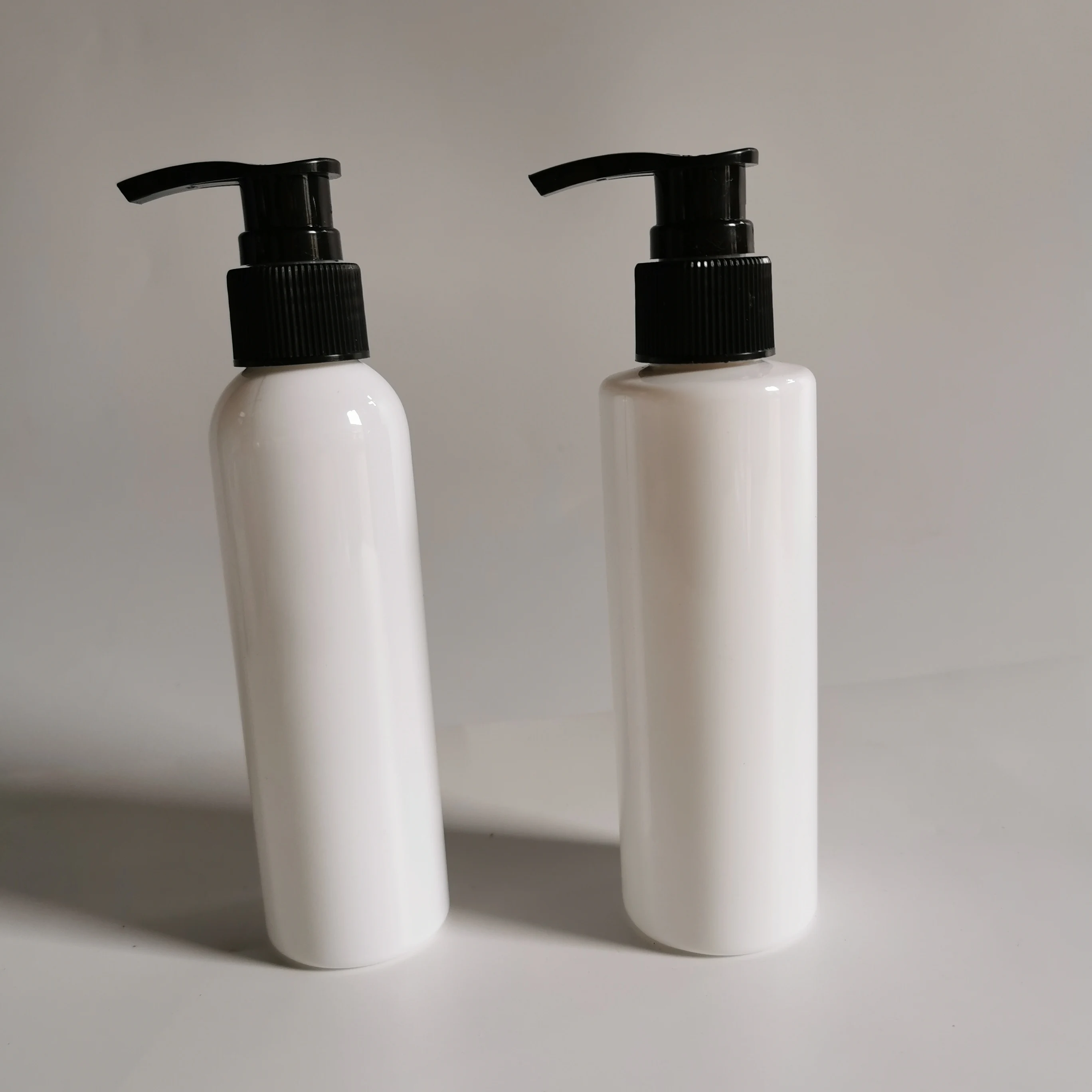 

100PCS 150ml ml round shoulder PET white plastic bottle, black press pump lotion bottle, shampoo shower gel bottle