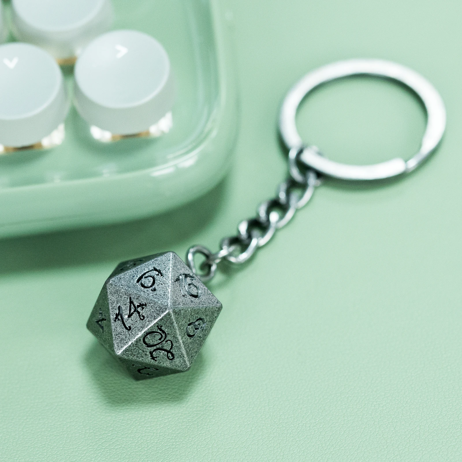 Cusdie D20 Metal Dice Keychain with Dragon Font Split Key Ring with Chain Silver Creative Design Durable Metal Alloy