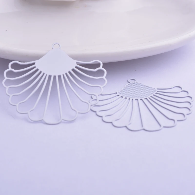 30 Stück AB5017 38*40mm fächerförmige Charms, hohle Blumenanhänger für DIY-Schmuckherstellung – Detail 3