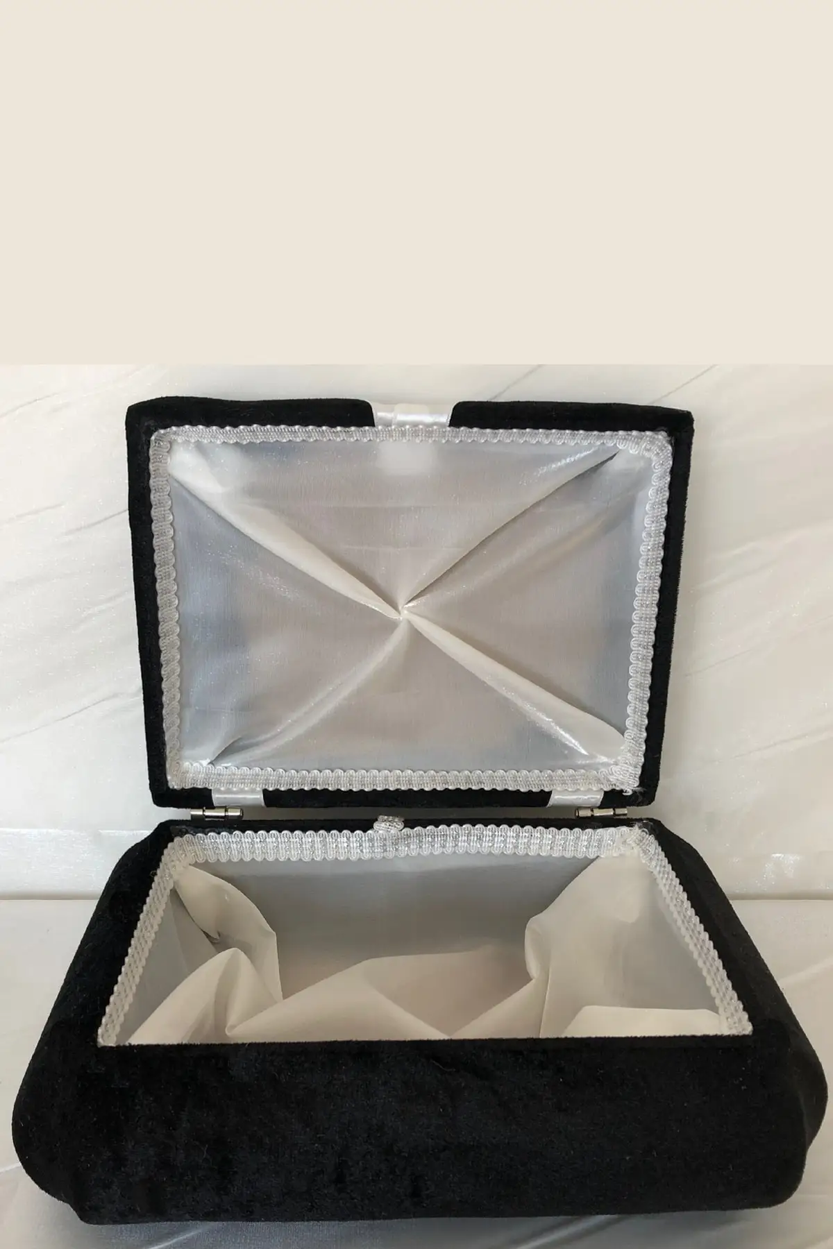 Pan młody i ślub panny młodej klatki piersiowej umieścić İtems i narzędzia