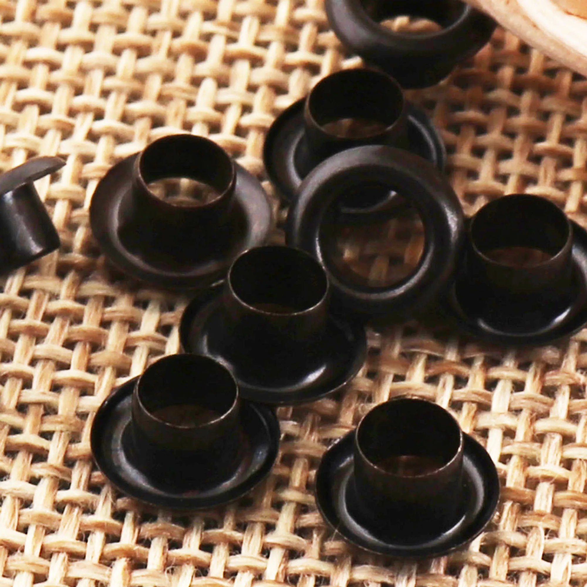 200 Pcs Black Metal Eyelets Grommets With Washers Metal Eyelets for Tags Eyelets Tunnels Leather Eyelets