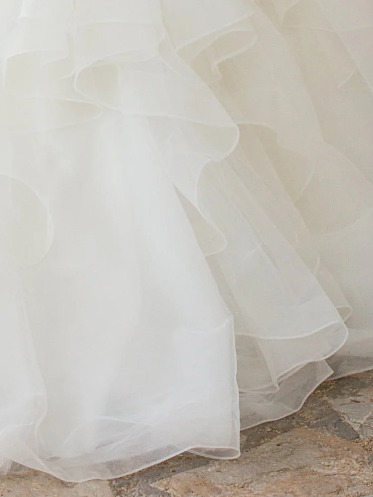 Luxe Kant Applicaties Tulle Tiered Hof Train Bridal Baljurk Elegant Illusion O-hals Cap Sleeve Trouwjurk Robe De Mariee