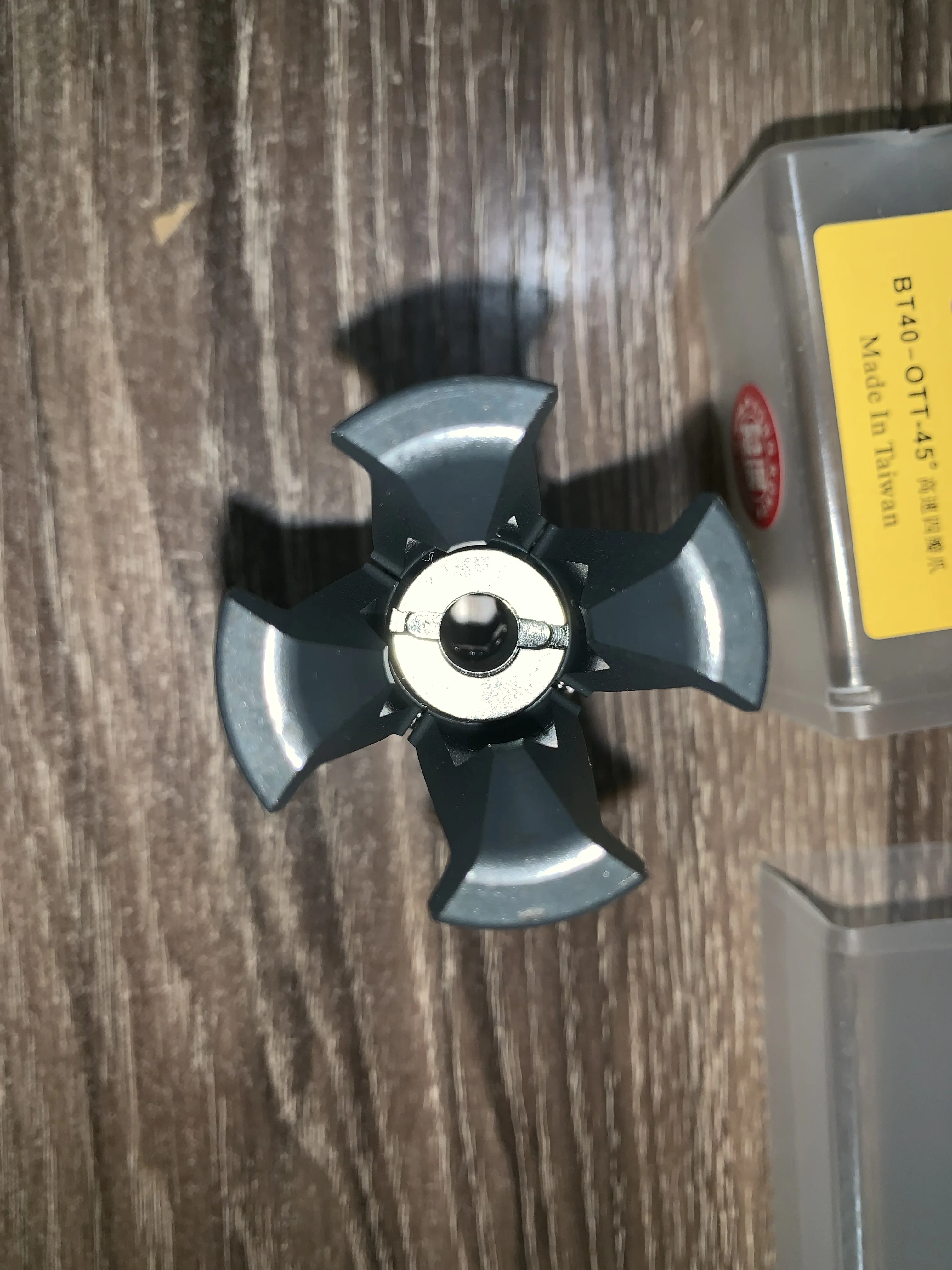 Authentic Taiwanese spindle claws Four-blade broaching claws BT30, BT40, BT50 45 degree Pulling claws Spindle claws