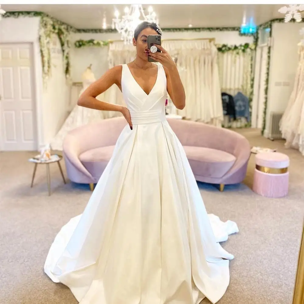 

Satin Wedding Dress V-Neck A-Line Sweep Train Sleeveless Floor Length Bridal Gowns Tank Elegant For Women White Princess