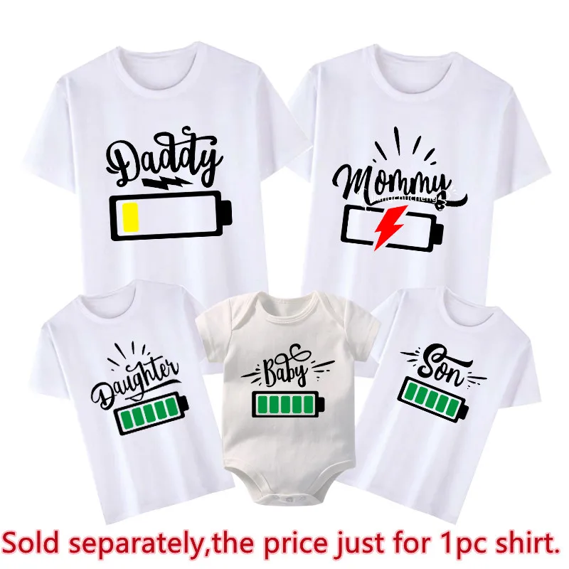 Battery Print Daddy Mommy Daughter Son Baby Family Matching Clothes Cotton Family Look Dad Mom and Me Kids Tshirts Baby Rompers