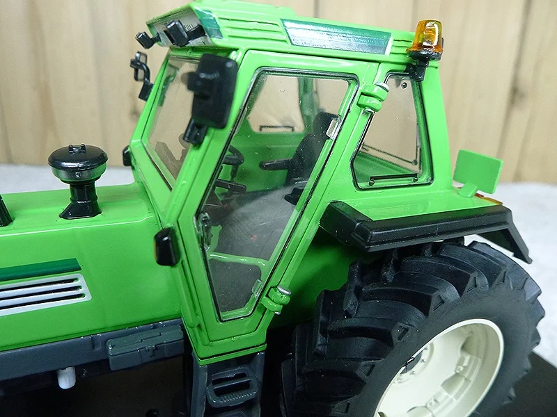 1: 32 F140 Tractor Model  Agricultural vehicle model  Alloy collection model