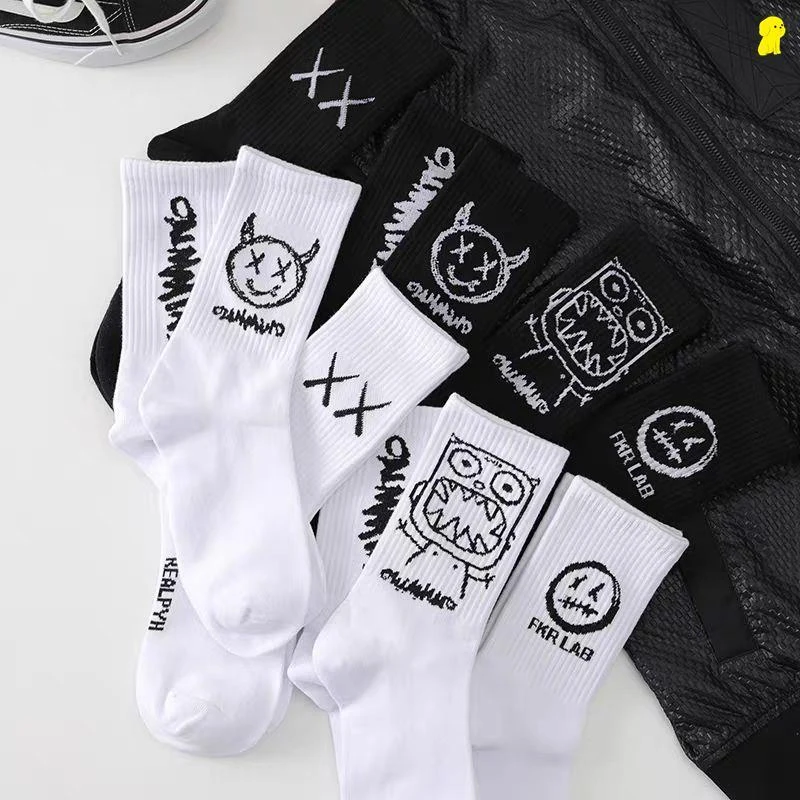 Mężczyźni Kobiety Skarpetki Bawełna Prostota Anime Diabeł Grimace Harajuku Czarny Biały Graffiti Moda Długie Śmieszne Hip Hop Sox Unisex medias