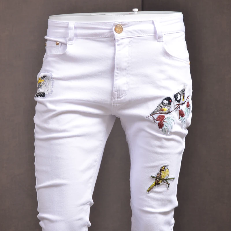 Jeans bianchi da uomo con ricamo a uccello moda Streetwear pantaloni dritti in Denim elastico in cotone P86