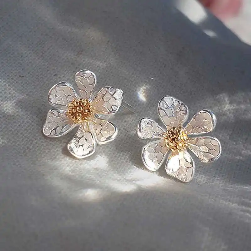 Ear Clips Temperament Korean Fresh Little Daisy Earrings with Clips Girl Sweet Cute Three-dimensional Flower Clip on Earrings