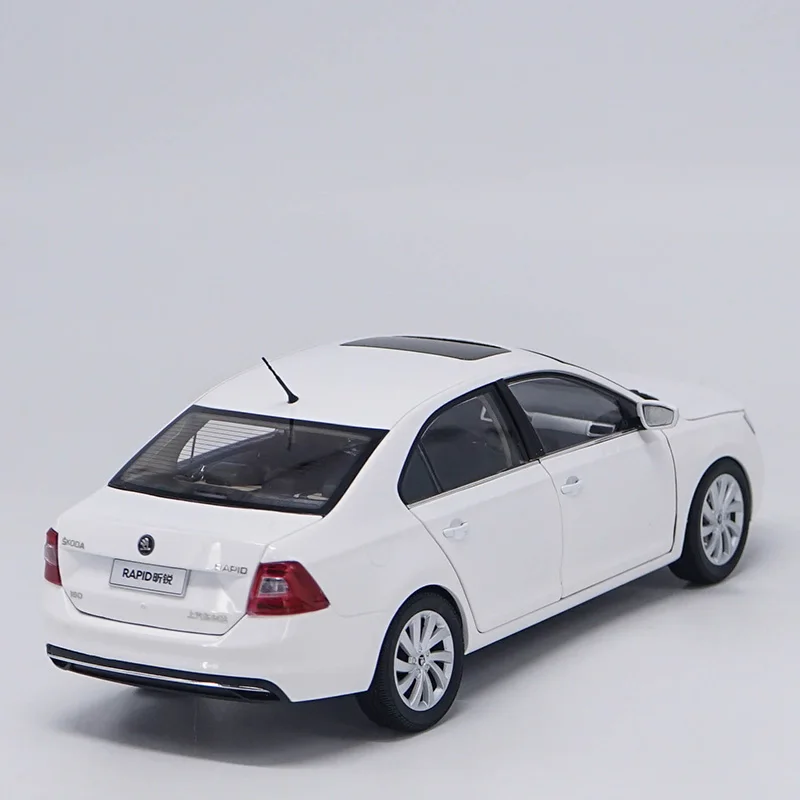 1:18 High Meticulous Skoda Rapid 2018 Alloy Model Car Static Model Vehicles With Original Box