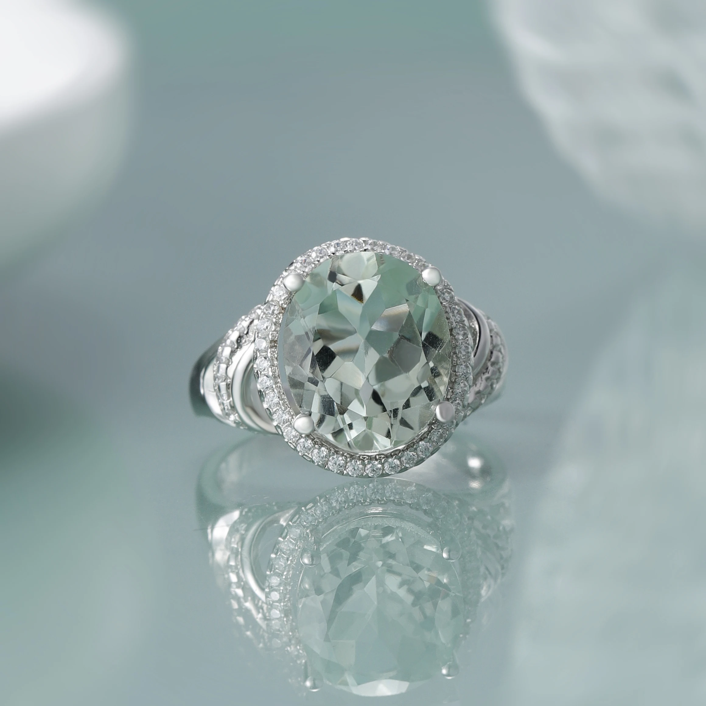 

Женское кольцо из серебра 925 пробы с натуральным аметистом