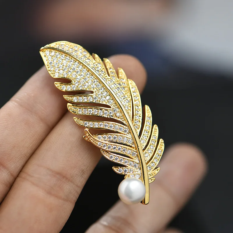 

New Fashion Women Natural Freshwater Pearl Brooch Pins Luxury Gold Feather Birthday/Party Dress Pin Jewelry Female Accessories