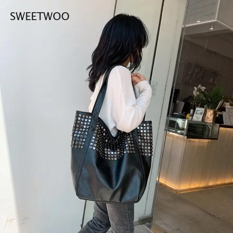 Women\'s Western-style texture large-capacity rivet simple bucket bag match everything fashion 2021