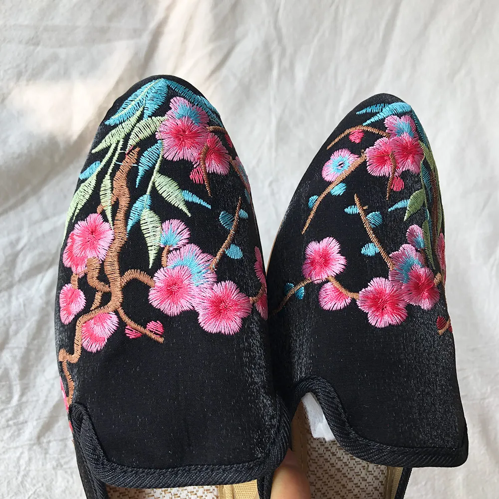 Veowalk Chinese Flower Embroidered Women Silk Cotton Pointed Toe Flat Mules Slippers Summer Autumn Ladies Slip on Home Shoes